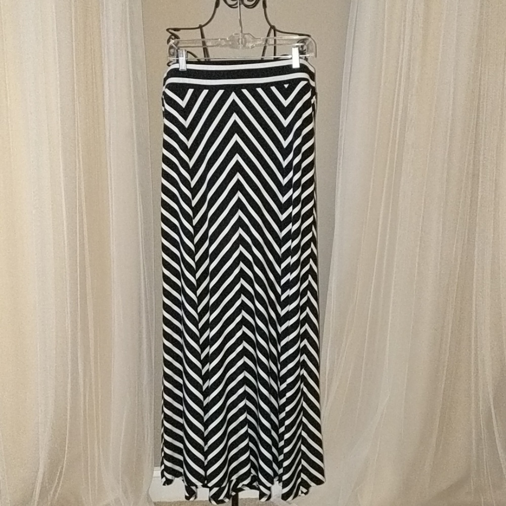 Chevron b&w skirt